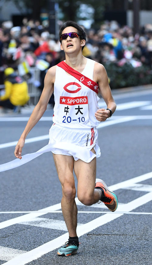 総合12位でゴールする中大10区二井（撮影・鈴木みどり）