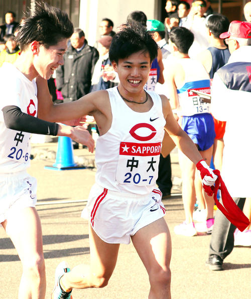 第96回箱根駅伝　小田原中継所を出る中大7区森凪也（右）