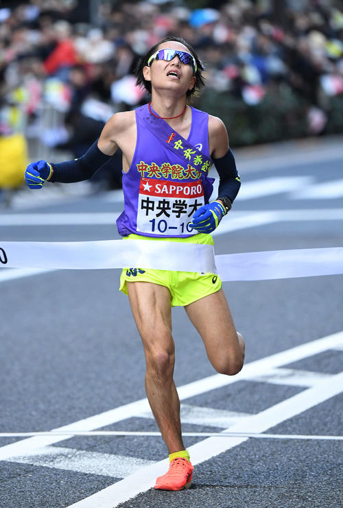 総合11位でゴールする中央学院大10区石綿（撮影・鈴木みどり）