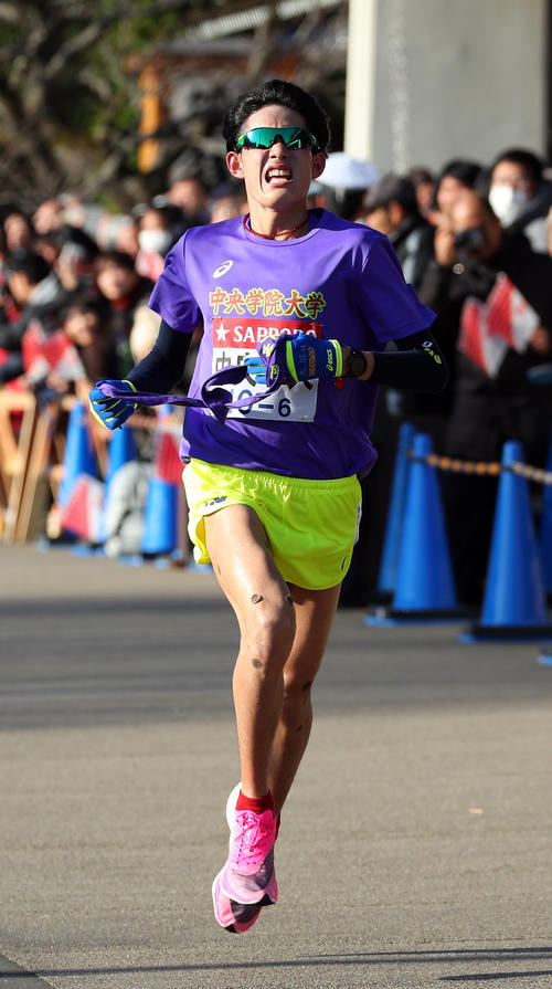 小田原中継所に到着する中央学院大6区武川（撮影・大野祥一）