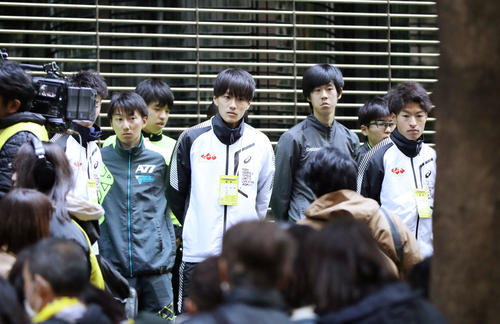 総合11位でシード落ちとなり、反省会でぼうぜんとした表情の中央学院大の選手たち（撮影・狩俣裕三）