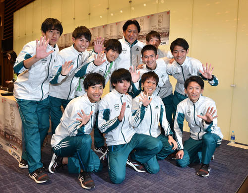 2年ぶり5度目の総合優勝を果たし、笑顔で「5」のポーズを取ると青学大の選手たち（撮影・鈴木みどり）