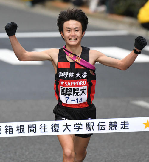 3位でゴールする国学院大10区殿地（撮影・山崎安昭）