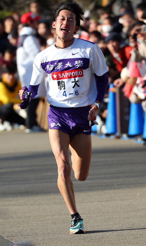 小田原中継所に到着する駒大6区中村大成（撮影・大野祥一）