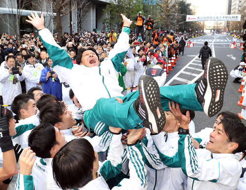 総合優勝を決め、胴上げされる青学大・原監督（代表撮影）