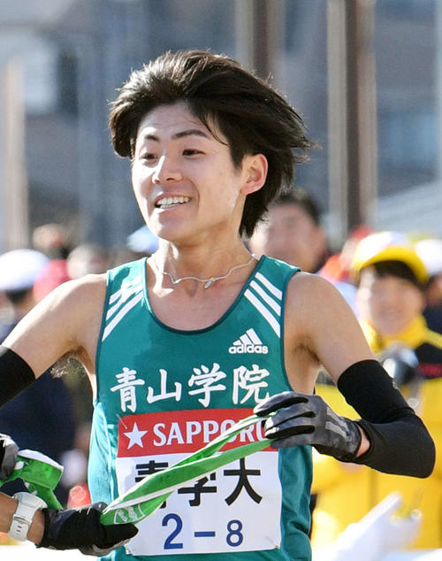 戸塚中継所でたすきリレーする青学大8区岩見秀哉