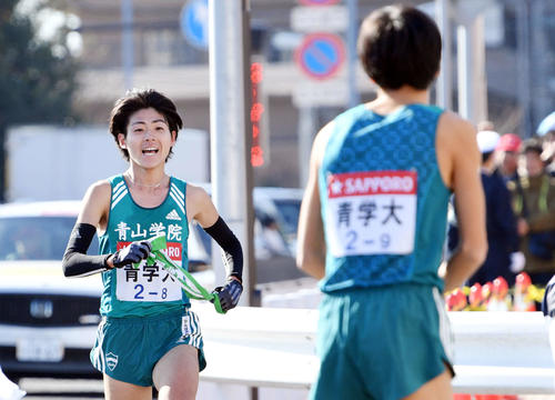 笑顔で戸塚中継所に入る青学大8区岩見（奥）。手前は9区神林（撮影・滝沢徹郎）