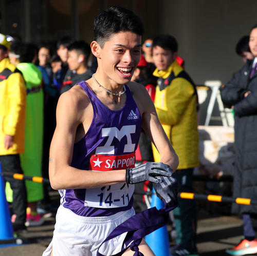 第96回箱根駅伝　小田原中継所を出る明大7区阿部弘輝