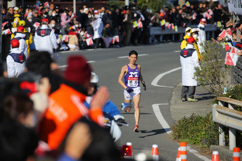 平塚中継所に向かってスパートをかける明大7区阿部（撮影・河田真司）