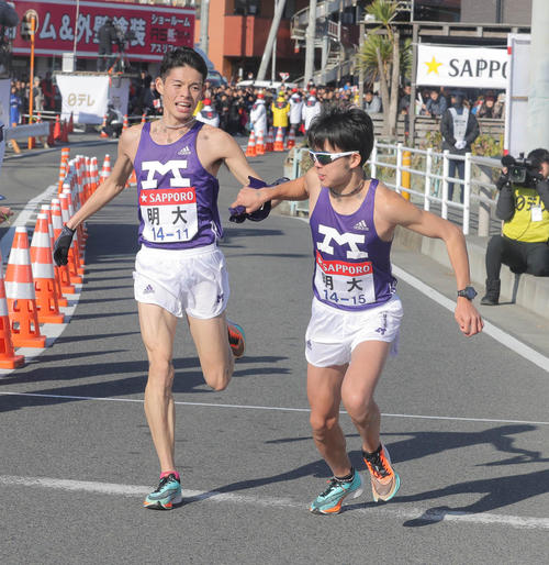 明大8区櫛田佳希（右）へタスキをつなぐ7区阿部弘輝（代表撮影）