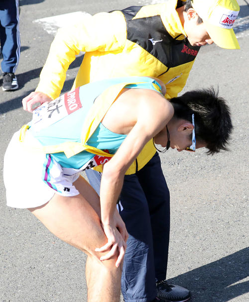 9区を走り切るもたすきをつなげずにうつむく筑波大・川瀬（撮影・鈴木正人）