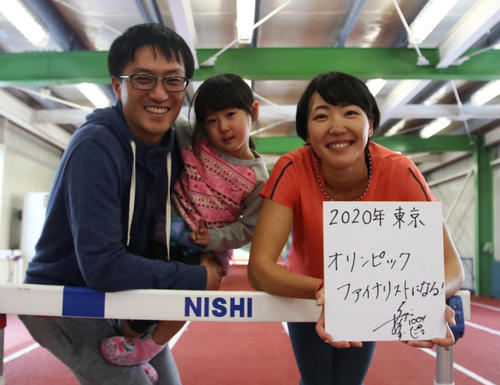 家族3人で笑顔を見せる寺田（右）と夫峻一さん（左）、長女果緒ちゃん（撮影・西塚祐司）