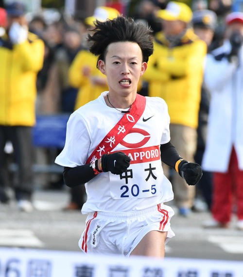 ゴールへ向かう中大5区畝拓夢（撮影・山崎安昭）