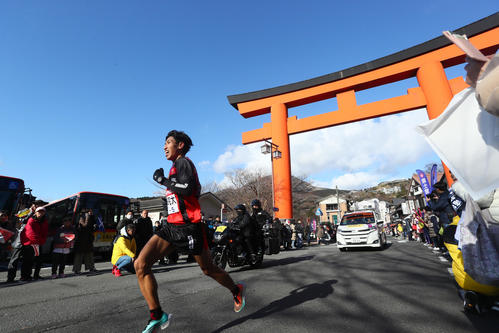 箱根神社・大鳥居を通過する国学院大5区の浦野（撮影・足立雅史）