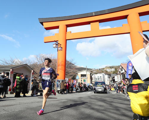 箱根神社・大鳥居を通過する関東学生連合5区の育英大・外山（撮影・足立雅史）