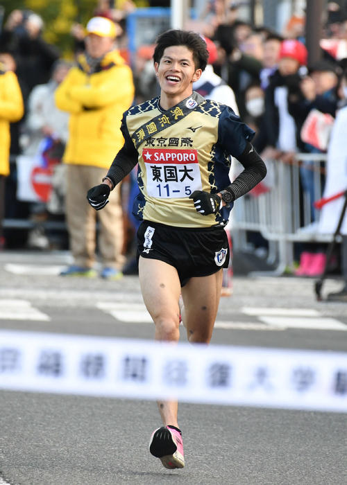 笑顔でゴールへ向かう東京国際大5区山瀬（撮影・山崎安昭）