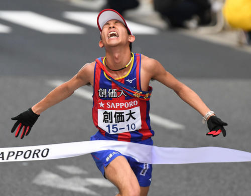 9位でゴールする創価大10区嶋津（撮影・山崎安昭）