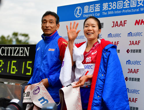 2時間16分15秒で優勝し、お立ち台に上がる京都の沢井宏次監督（左）とアンカー一山麻緒（撮影・清水貴仁）