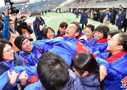 2時間16分15秒で優勝し選手から胴上げされる京都の沢井宏次監督（撮影・清水貴仁）