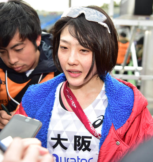2時間17分56秒の8位でゴールし報道陣に囲まれる大阪アンカー前田穂南（撮影・清水貴仁）