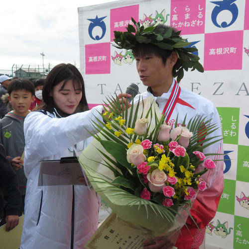 優勝インタビューを受ける中村（撮影・上田悠太）
