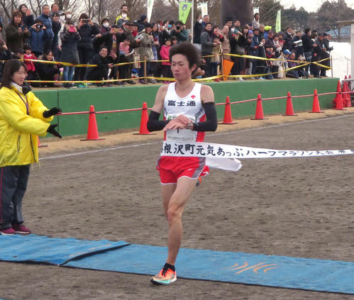 トップでフィニッシュテープを切る中村（撮影・上田悠太）