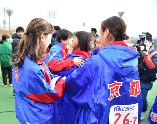 2時間16分15秒で優勝し喜ぶ京都の選手たち（撮影・清水貴仁）