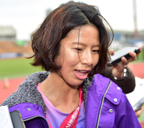 2時間16分36秒の3位でゴールする区間賞を獲得した東京アンカー新谷仁美（撮影・清水貴仁）