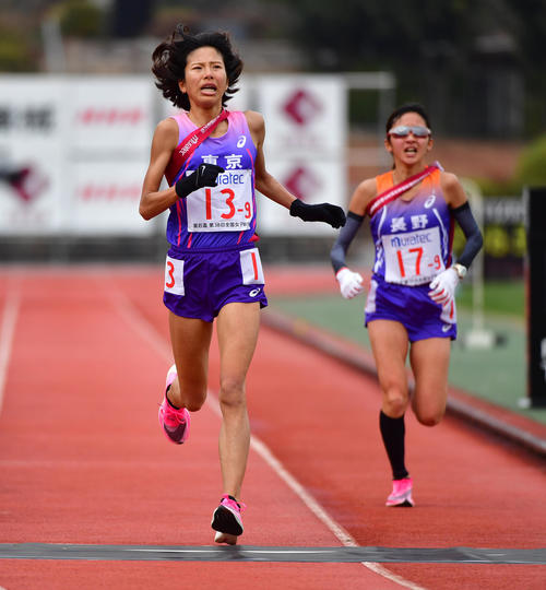 2時間16分36秒の3位でゴールする東京アンカー新谷仁美（左）、右は4位長野アンカー細田あい（撮影・清水貴仁）