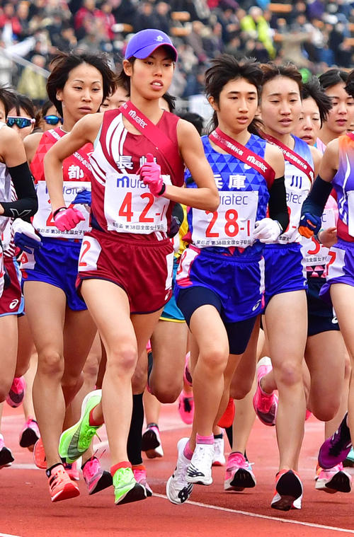 全国都道府県対抗女子駅伝　スタートする長崎代表の広中璃梨佳（ゼッケン42）と兵庫代表の田中希実（ゼッケン28）（撮影・清水貴仁）