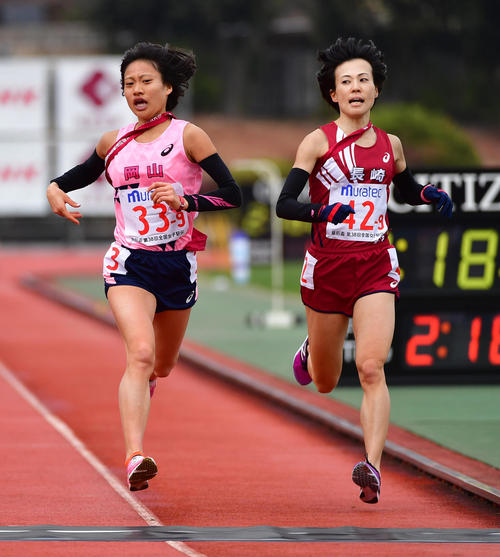 全国都道府県対抗女子駅伝　わずかな差で2時間18分8秒の9位となる岡山アンカー三宅紗蘭（左）と10位の長崎アンカー野上恵子（撮影・清水貴仁）