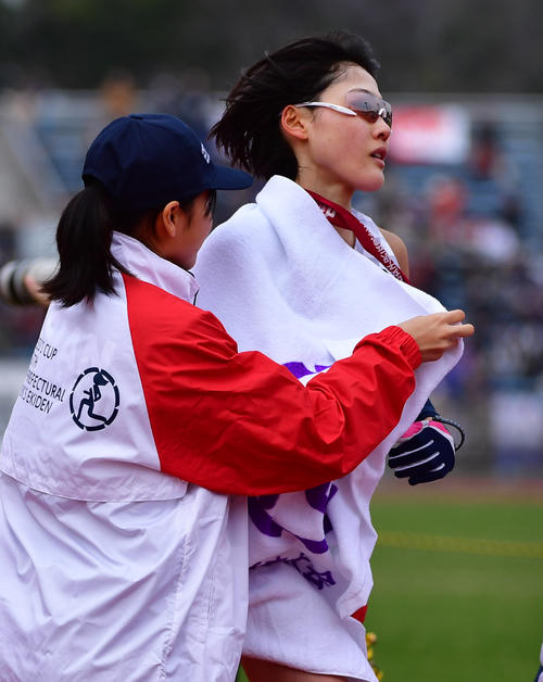 全国都道府県対抗女子駅伝　2時間17分56秒の8位でゴールする大阪アンカー前田穂南（撮影・清水貴仁）