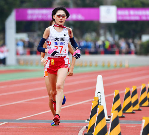 スタジアムに戻り、ゴールを目指す大阪アンカーの前田穂南（撮影・清水貴仁）