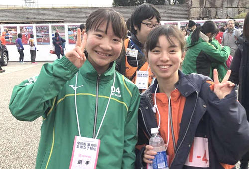 浜松北浜中の1年先輩で宮城2区を走った米沢（左）と記念写真に納まる杉森