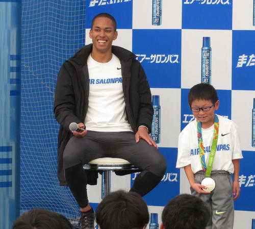 リオ五輪の銀メダルを参加した子の首にかけ、笑顔のケンブリッジ（撮影・上田悠太）