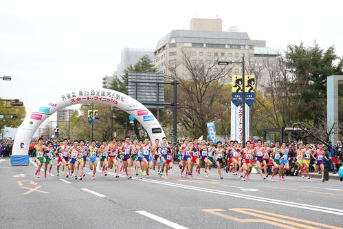 第25回全国都道府県対抗男子駅伝　広島市の平和記念公園前を一斉にスタートする1区の選手たち（撮影・上山淳一）