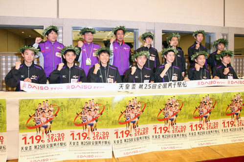 2時間17分11秒で優勝し喜ぶ長野県チーム、前列左から1区越、2区小田切、3区春日、4区木村、5区宇津野、6区吉岡、7区中谷、後列左は高見沢監督（撮影・上山淳一）