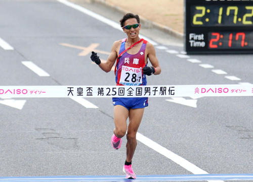 2位でゴールした兵庫県アンカーの延藤潤（撮影・上山淳一）