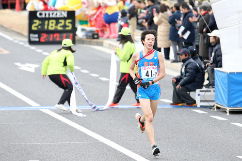 4位でゴールした佐賀県アンカーの井手（撮影・上山淳一）