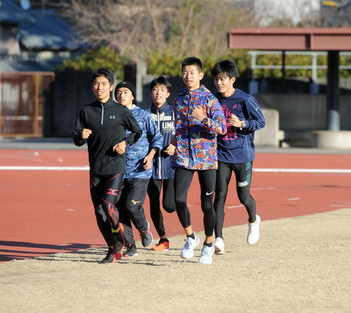 リラックスした様子で調整する尾崎（右から2人目）