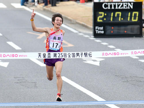 第25回全国都道府県対抗男子駅伝　右手を人差し指を突き上げ1位でゴールする長野県アンカーの中谷雄飛（撮影・上山淳一）