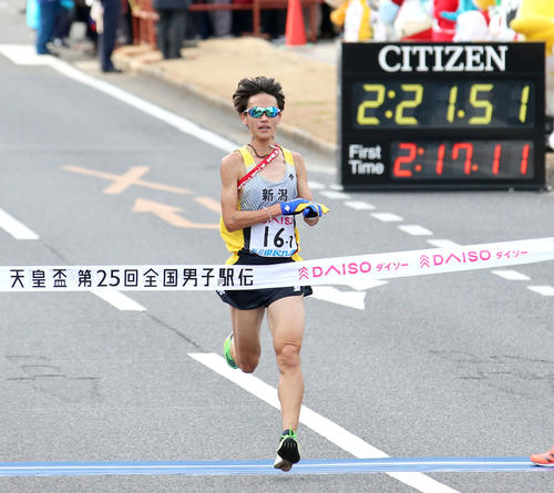 2時間21分53秒の35位でゴールする新潟県アンカーの牧（撮影・上山淳一）