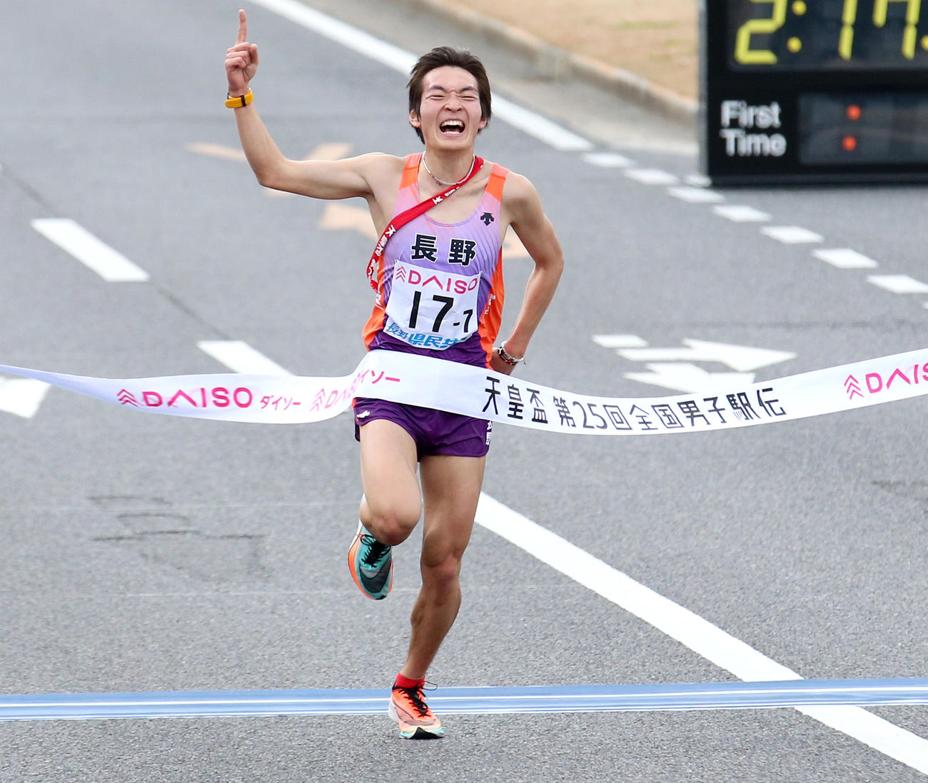 右手を人差し指を突き上げ1位でゴールする長野県アンカーの中谷雄飛（撮影・上山淳一）