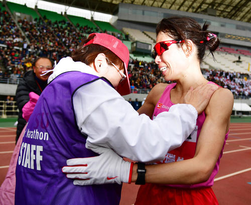2時間21分47秒でゴールし優勝の松田瑞生（右）は母明美さんと抱き合う（撮影・清水貴仁）