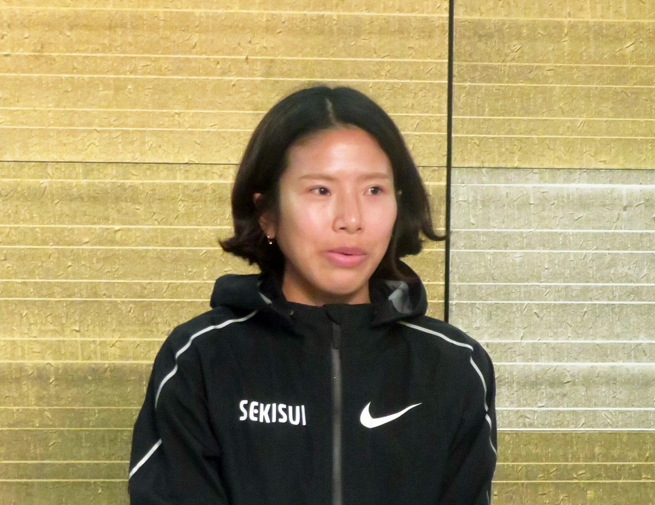 照れくさそうに会見に登壇した新谷（撮影・上田悠太）