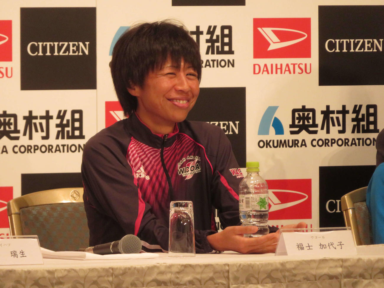 大阪国際女子マラソンの会見で笑顔を見せる福士（撮影・上田悠太）