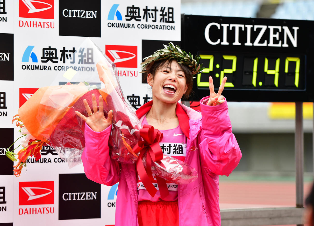 大阪国際女子マラソン　2時間21分47秒で優勝し笑顔を見せる松田瑞生（撮影・清水貴仁）