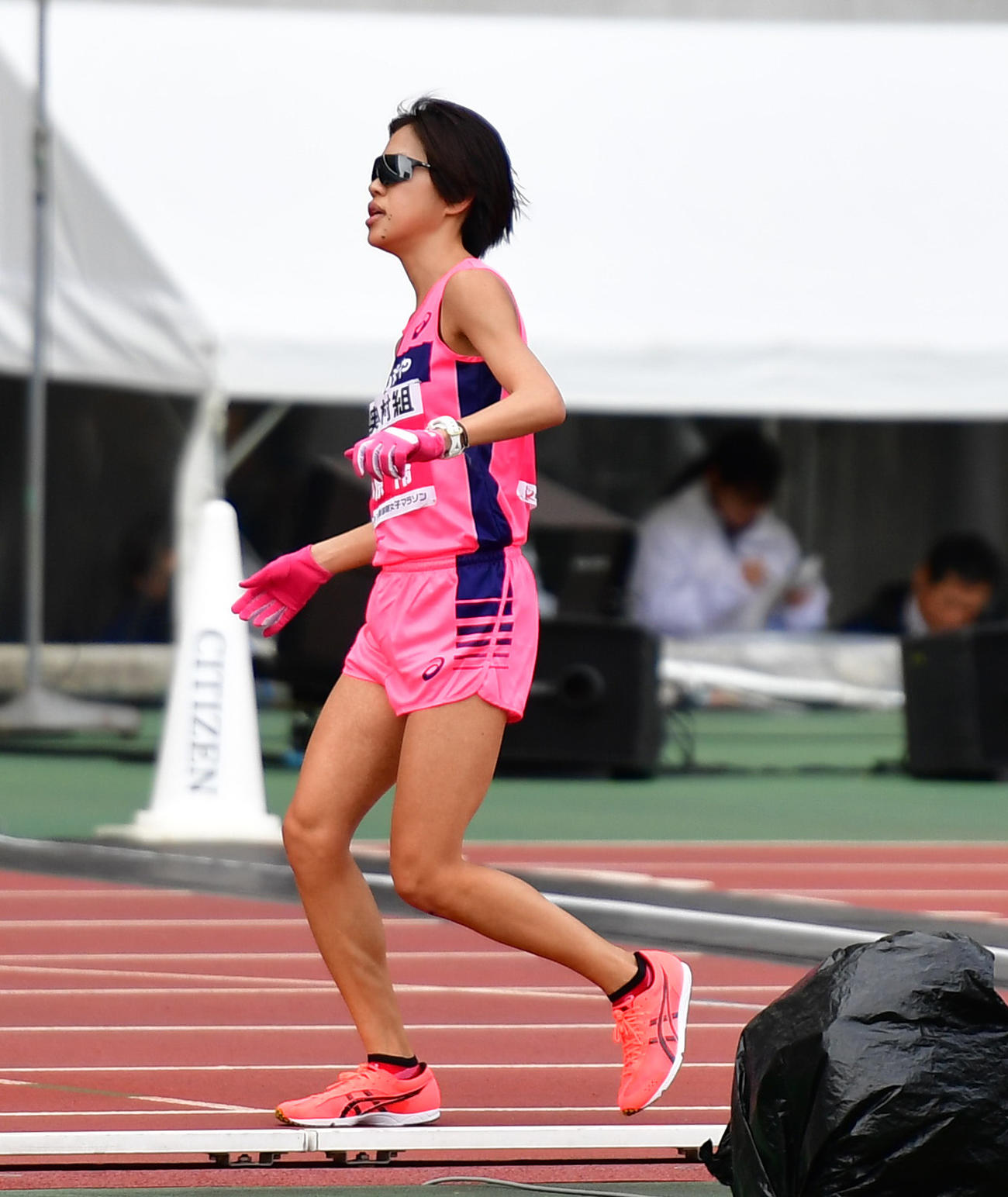 2時間28分12秒の13位でゴールする小原怜（撮影・清水貴仁）
