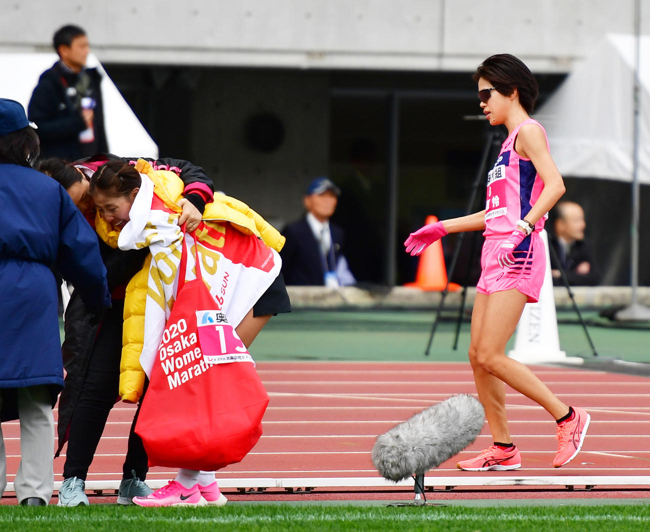 2時間28分12秒の13位でゴールする小原怜（右）（撮影・清水貴仁）