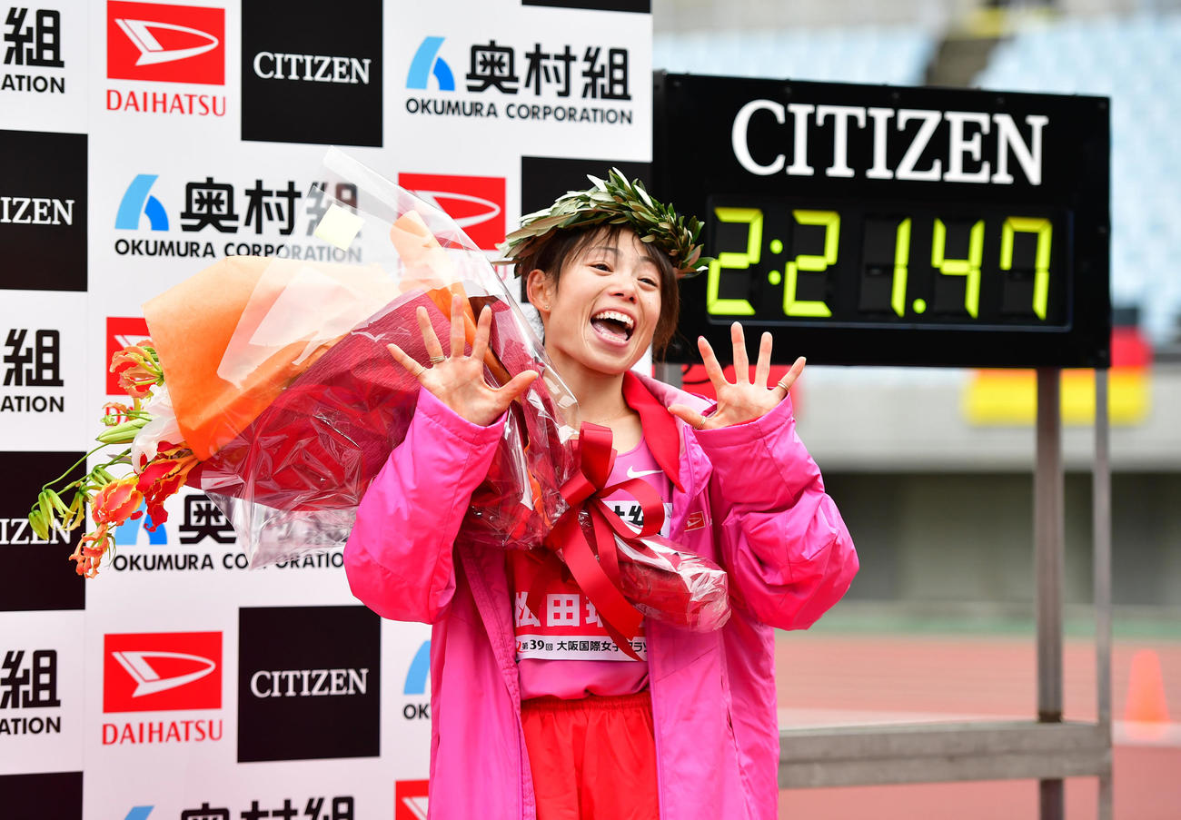 2時間21分47秒でゴールし優勝する松田瑞生（撮影・清水貴仁）
